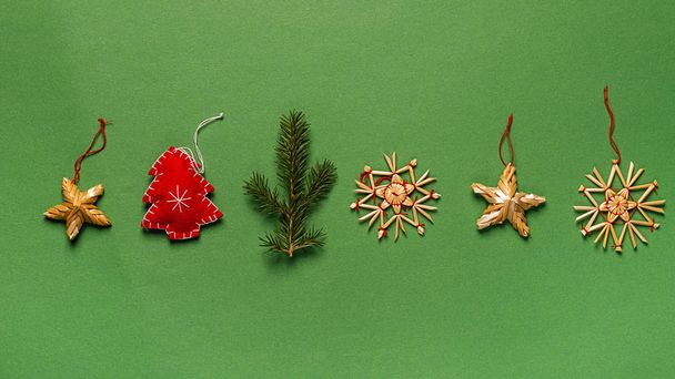 Karácsonyi játékok természetes anyagokból szövet fa ágak nélkül műanyag zöld alapon. Üdülési koncepció - Fotó, kép