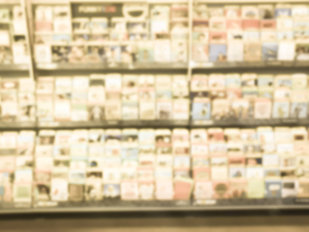 Imagen filtrada fondo borroso amplia selección de tarjetas de felicitación en un supermercado en Estados Unidos
 - Foto, Imagen