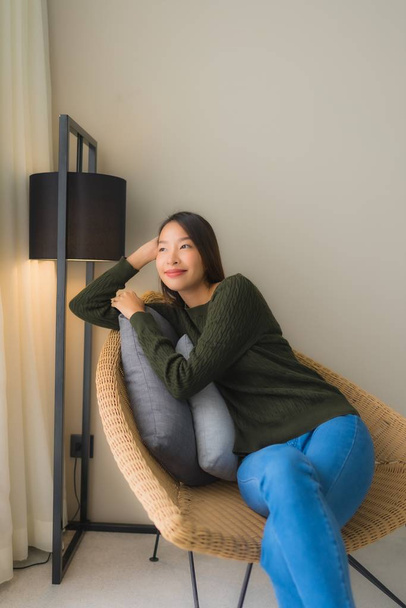 Портрет красивих молодих азіатських жінок щаслива посмішка розслабтеся сидячи
 - Фото, зображення
