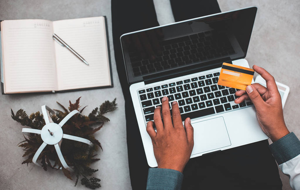 Männer mit Kreditkarte und Laptop in der Hand. Online-Shopping-Konzept - Foto, Bild