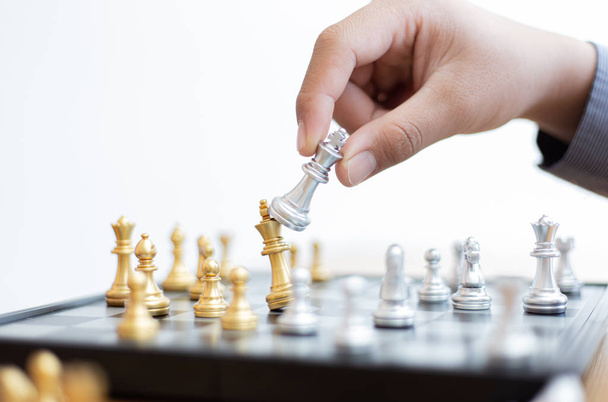 Biznesmeni planują grać w szachy z Prudence i sukces, Zarządzanie lub koncepcja przywództwa. - Zdjęcie, obraz