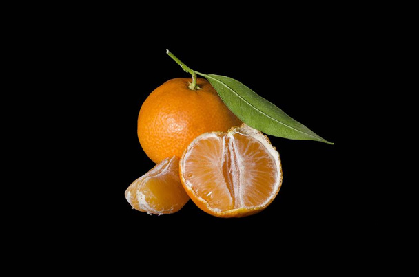 mandarinas frescas sobre fondo negro - Foto, imagen