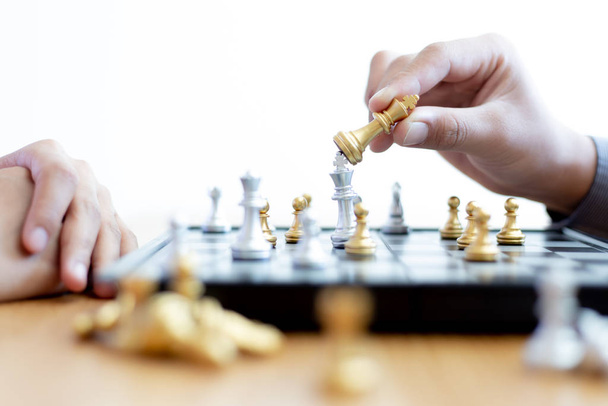 ビジネスの男性は、高潔さと成功、管理またはリーダーシップの概念でチェスをする計画を立てる. - 写真・画像