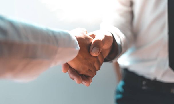 Мужчины и женщины ведут переговоры, чтобы поздравить успешный бизнес, пожимая руки концепции
. - Фото, изображение