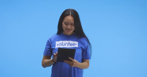Vrouwelijke vrijwilliger die tablet gebruikt - Video