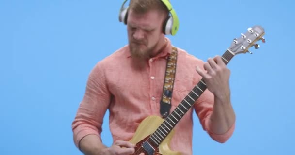 Junger Mann rockt auf der Gitarre - Filmmaterial, Video