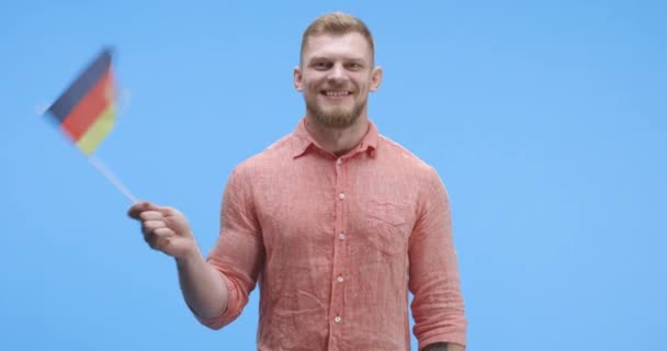 Mladý muž mává německou vlajkou - Záběry, video