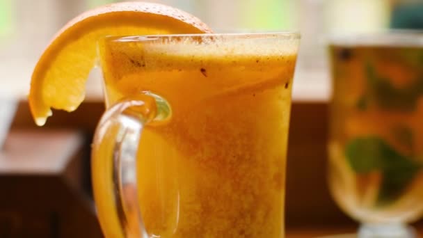 El concepto navideño y las bebidas estacionales - la pulpa de la naranja se mueve en el vaso, el primer plano
. - Metraje, vídeo