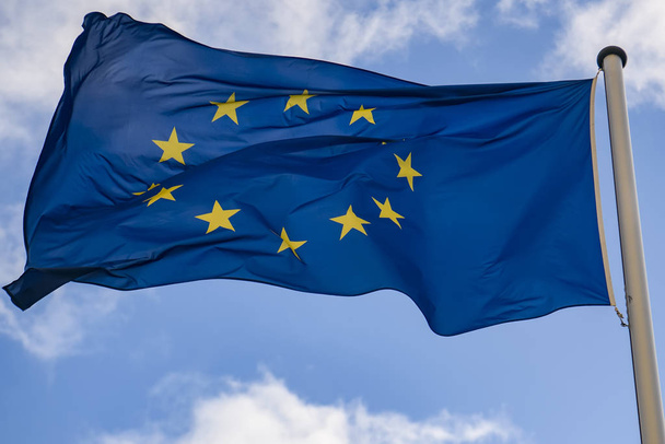  Σημαία της Ευρωπαϊκής Ένωσης σε γαλάζιο ουρανό.  - Φωτογραφία, εικόνα