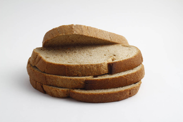 Oddělit bílý bochník chleba kousky nakrájené na bílé pozadí - Fotografie, Obrázek