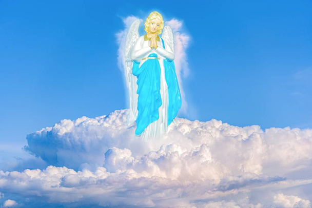 Anioł w chmurach. Błękitne niebo z chmurami. tło religijne - Zdjęcie, obraz