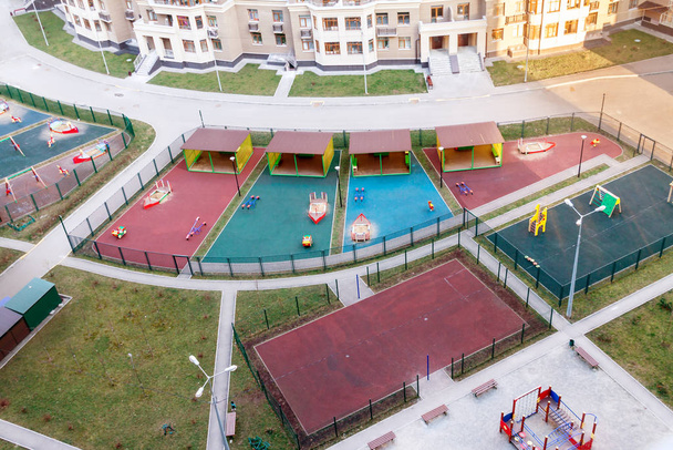 Vista aérea niños parque infantil y actividades deportivas zona residencial personas comunidad primavera
 - Foto, Imagen