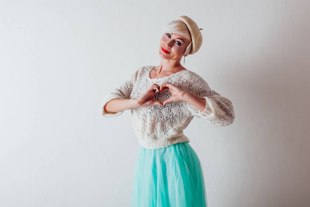 красива блондинка французької в світло плаття - Фото, зображення