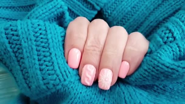vrouwelijke hand mooie manicure trui - Video
