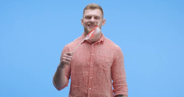 Mladý muž mává kanadskou vlajkou - Záběry, video