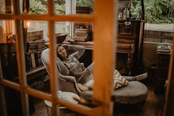 krásná brunetka žena mají odpočinek v obývacím pokoji  - Fotografie, Obrázek