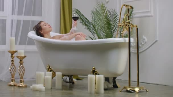 Пейте вино, лежащее в ванне, ложитесь в горячую ванну с красным вином и не думайте о проблемах. Управление стрессом
 - Кадры, видео