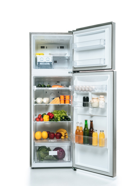 nyitott hűtőszekrény és fagyasztó friss élelmiszerrel a polcokon, fehér - Fotó, kép