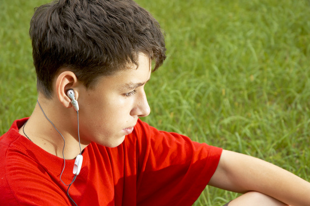 Los adolescentes escuchan mp3 player
 - Foto, imagen