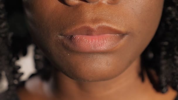 όμορφη Αφρο-αμερικανική κυρία παχουλά χείλη εκτελέσει φιλί αέρα - Πλάνα, βίντεο
