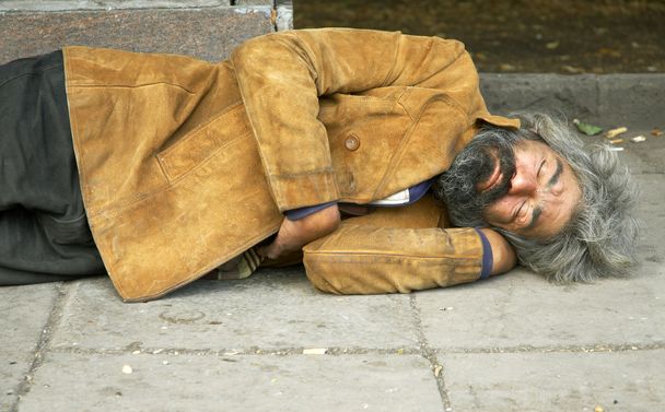 hajléktalan személy alszik az utcán - Fotó, kép