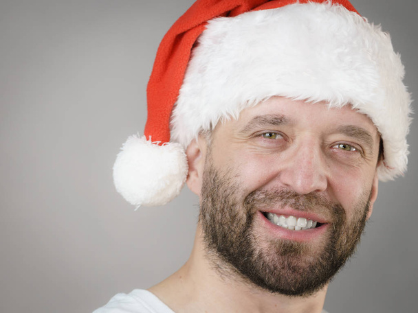 Smiling man in santa claus hat portrait - Foto, imagen