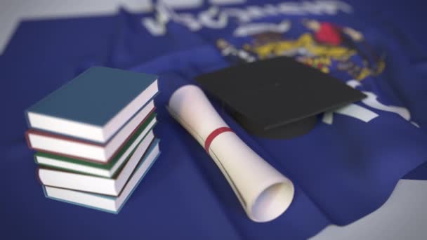 Mütze, Bücher und Diplom auf der Fahne der Weisheit. Hochschulbildung in den USA verwandte konzeptionelle 3D-Animation - Filmmaterial, Video