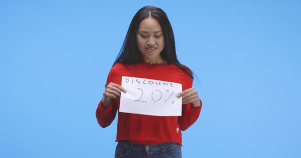 Young woman holding discount sign - Footage, Video
