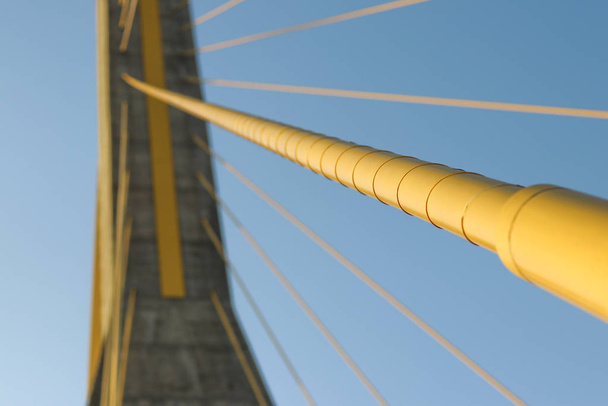 Το κίτρινο καλώδιο της κρεμαστής γέφυρας. Το καλώδιο της κρεμαστής γέφυρας θα αντέξει το βάρος της γέφυρας.. - Φωτογραφία, εικόνα