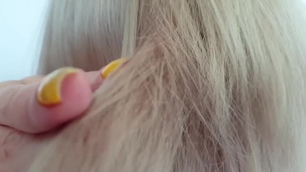 női kéz megérinti haj szőke - Felvétel, videó