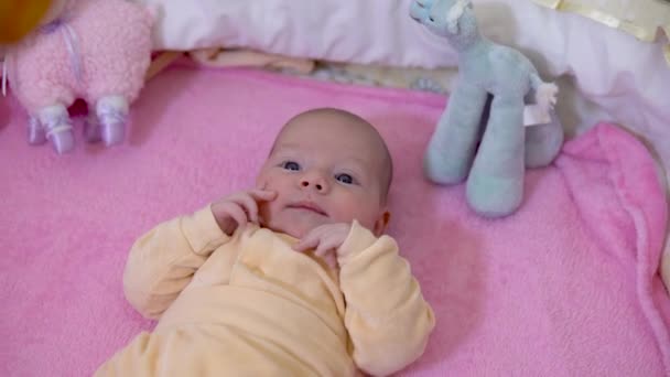 The baby is in the crib. The child tossing and turning. The camera zooms in - Imágenes, Vídeo