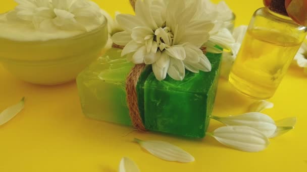 kosmetické mýdlo květina chryzantéma na barevném pozadí - Záběry, video