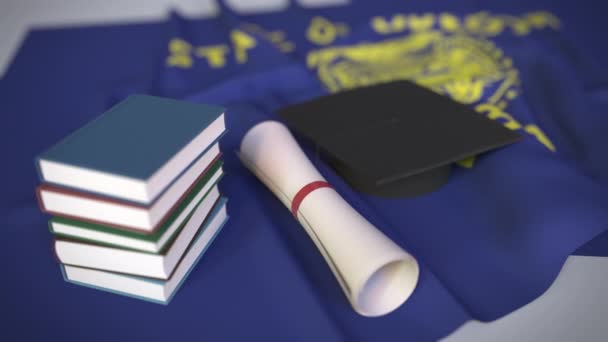 Mezuniyet şapkası, Oregon bayrağı üzerinde kitaplar ve diploma. ABD 'de yüksek öğrenim ilgili kavramsal 3d animasyonu - Video, Çekim