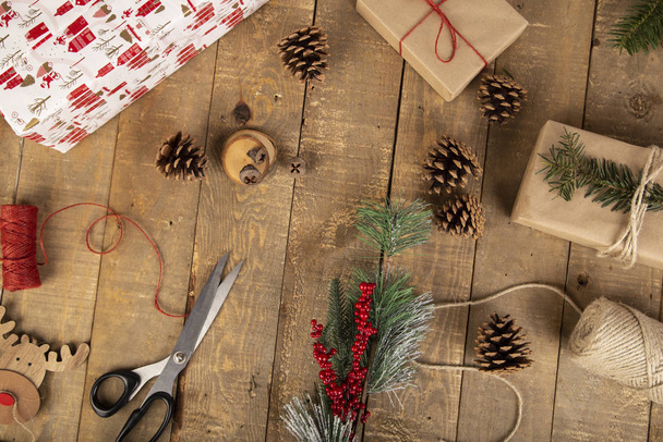 Χριστουγεννιάτικη σύνθεση με κουτιά δώρων, κορδέλα bobbin, ψαλίδι,  - Φωτογραφία, εικόνα