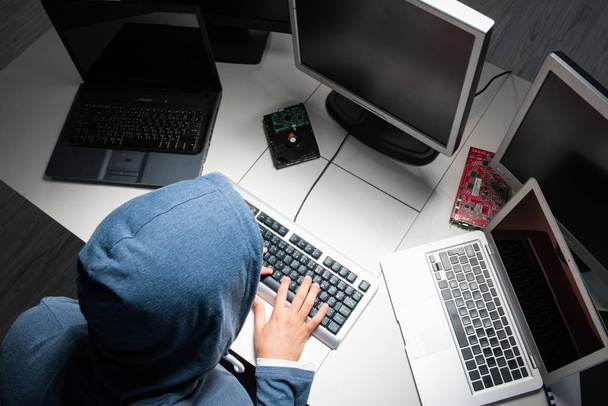Haker hakerski komputer w nocy - Zdjęcie, obraz