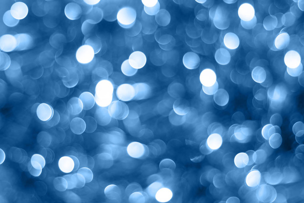 λαμπερό glitter διακοπές όμορφη αφηρημένη θολούρα bokeh σε κλασικό μπλε μοντέρνο χρώμα. φόντο. Χρώμα του έτους 2020. - Φωτογραφία, εικόνα