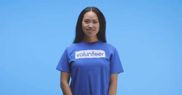 Portret van jonge vrouwelijke vrijwilliger - Video