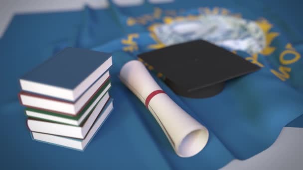 Berretto di laurea, libri e diploma sulla bandiera di South Dakota. L'istruzione superiore negli Stati Uniti relativa animazione concettuale 3D
 - Filmati, video