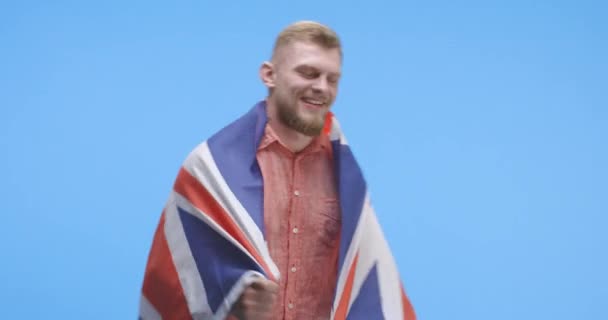junger Mann tanzt und hält Union Jack in der Hand - Filmmaterial, Video