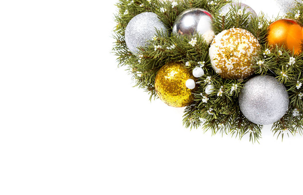 Χριστουγεννιάτικη κάρτα mockup με χώρο για κείμενο και πλαϊνή όψη στην πάνω αριστερή γωνία των χριστουγεννιάτικων διακοσμήσεων με τη μορφή στεφάνου Χριστουγέννων. - Φωτογραφία, εικόνα