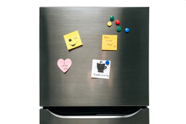 muistiinpanoja toiveet ja magneetit roikkuu jääkaapissa eristetty valkoinen
 - Valokuva, kuva