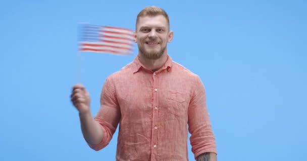 Joven ondeando bandera de EE.UU.
 - Imágenes, Vídeo