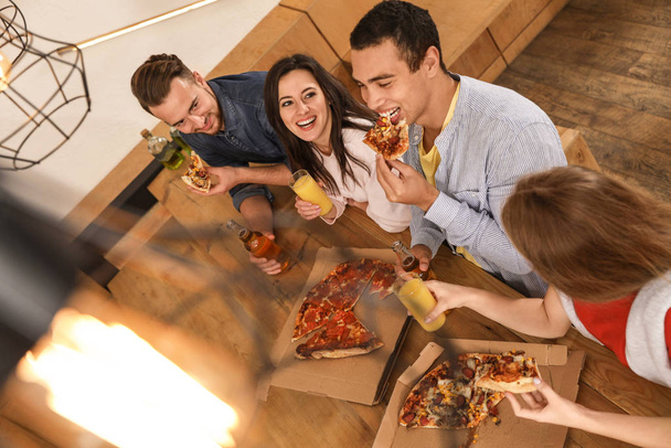 Grupo de amigos se divertindo festa com deliciosa pizza no café
 - Foto, Imagem