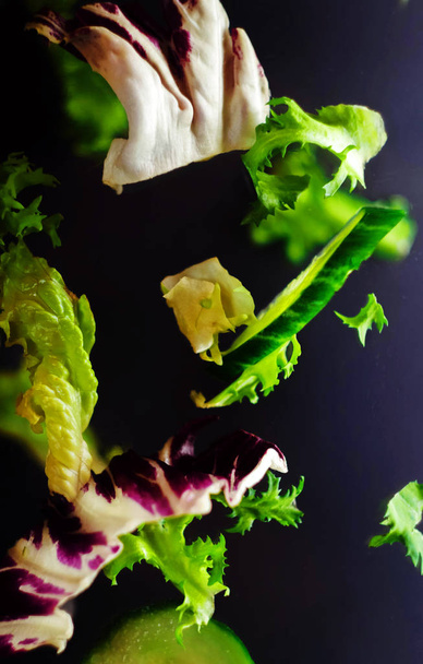 Фотография с левитацией, свежий салат с огурцом. Здоровый образ жизни
 - Фото, изображение