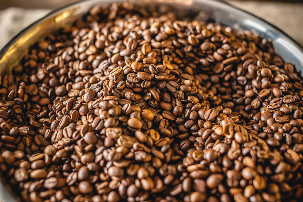 Kasa vasta paahdettuja aromaattisia Arabica-kahvipapuja. Kahvin tausta ja tilaa tekstille - Valokuva, kuva