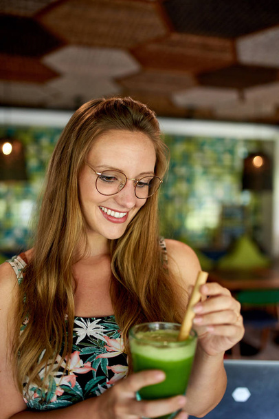 Beautiful young millennial woman drinking green superfood smooth - Foto, afbeelding