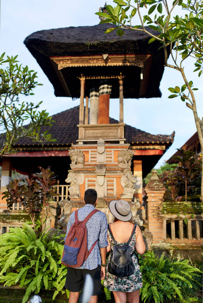 Δύο νέοι άνθρωποι επισκέπτονται ερείπια ναού στη νοτιοανατολική Ασία κατά τη διάρκεια - Φωτογραφία, εικόνα
