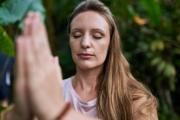 Mulher milenar atraente sozinho na posição de ioga mudra anjali
 - Foto, Imagem