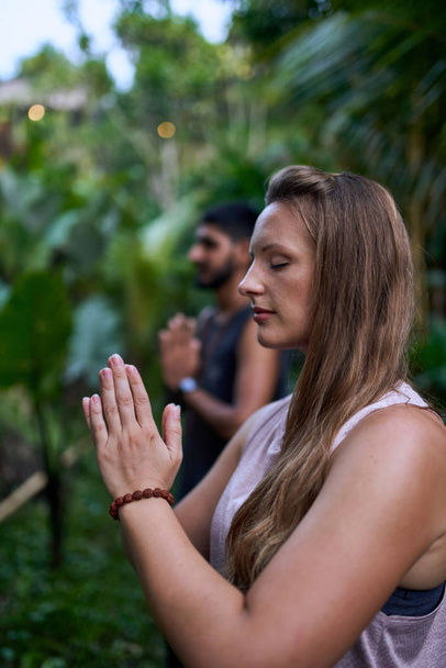 junges, gesundes Millennial-Paar praktiziert Yoga zusammen mit einem - Foto, Bild