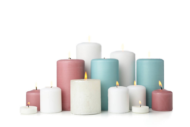 Groep van verschillende kaarsen geïsoleerd op witte achtergrond - Foto, afbeelding